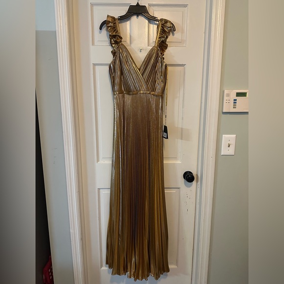 Mac Duggal 26609 leena by Mac Duggal Gold Metallic Pleated Gown Size 4 NWT - Picture 4 of 16